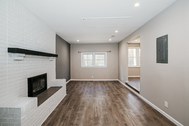 Building Photo - 3-Bedroom with 2 Full Baths Home in Charleston – Spacious 1,752 Sq