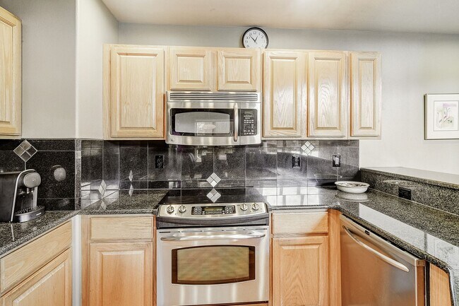 Building Photo - Year lease! Garage! Beautiful views! Great Decks!