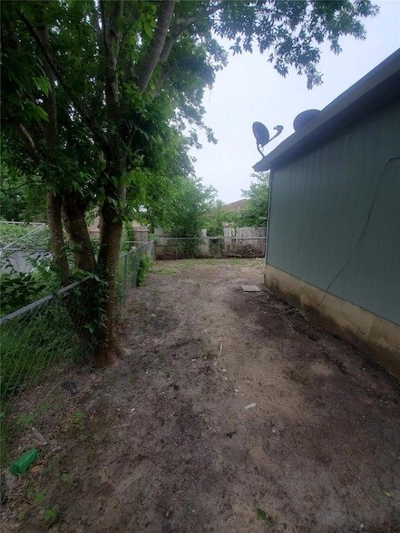 Building Photo - 6909 Hyland Cir