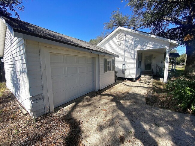 Building Photo - 3BR/2BA Home with Garage in an Established Lake Charles Neighborhood