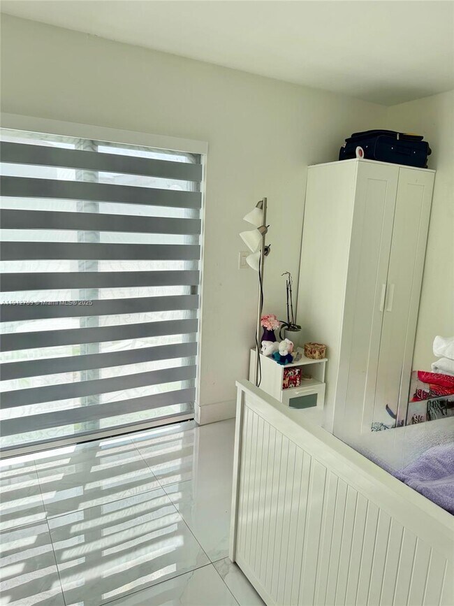 Building Photo - 1271 SW 124th Ct