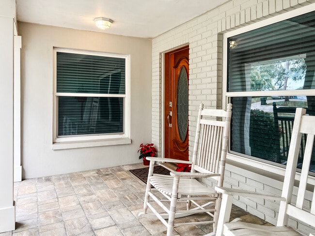 Building Photo - 1858 Oak Park Dr S