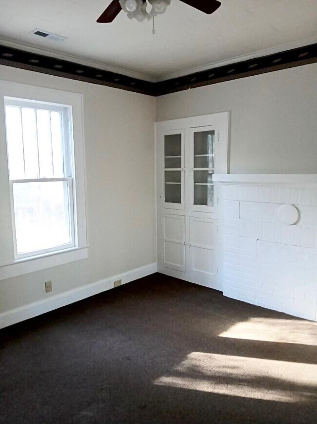 Building Photo - 512 E Main St