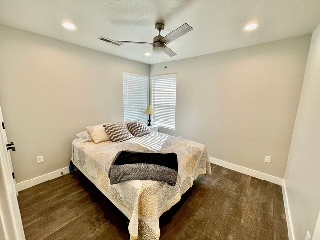 Building Photo - Fully Furnished 3-BR Townhome in Desert Color