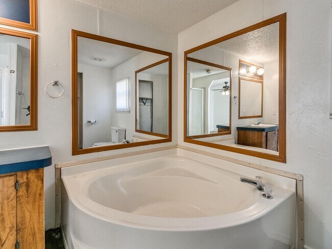 Building Photo - 3bed/2bath Mobile Home Available on 1.3 Acres in Noble!