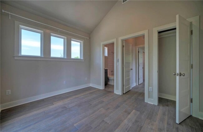 Building Photo - 1006 E 8th St