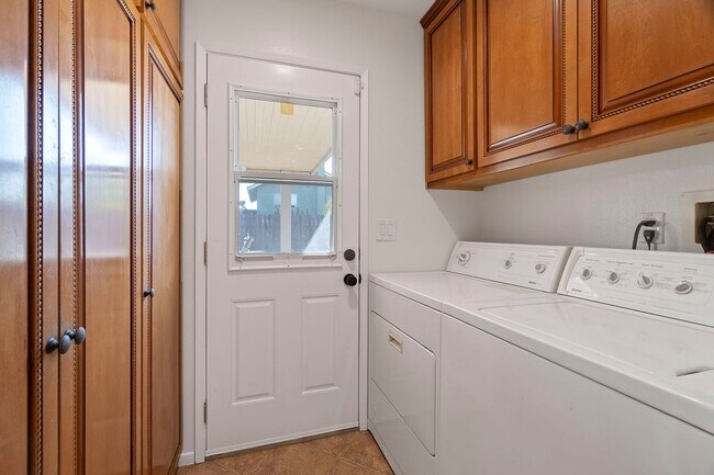 Building Photo - Lovely Single-Story 4-Bedroom Home Available in Rialto!