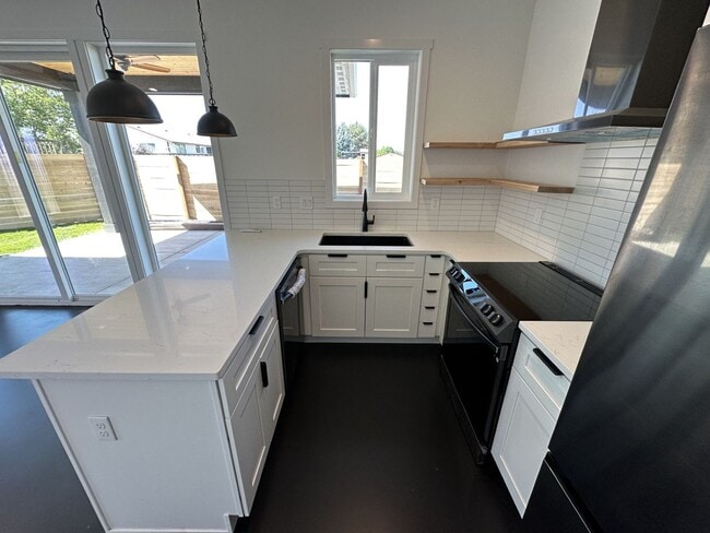 Building Photo - A Bright & Contemporary Home in Pasco