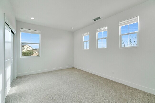 Building Photo - 863 Orchard Hills Rd