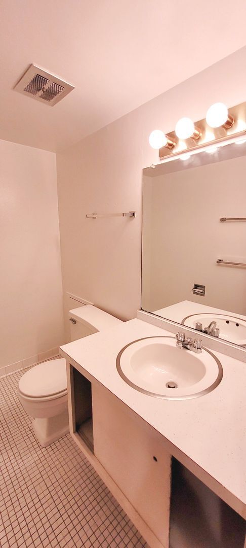 Building Photo - Large Two Bedroom Apartment on the corner of Washtenaw and Ballard