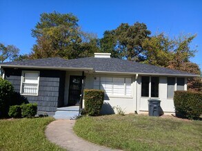 Building Photo - Spacious 4 Bedroom Home in Well Kept Community