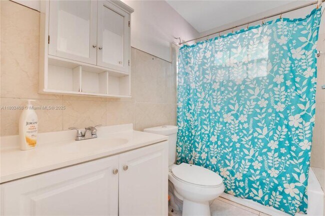 Building Photo - 2 bedroom in Miami FL 33138