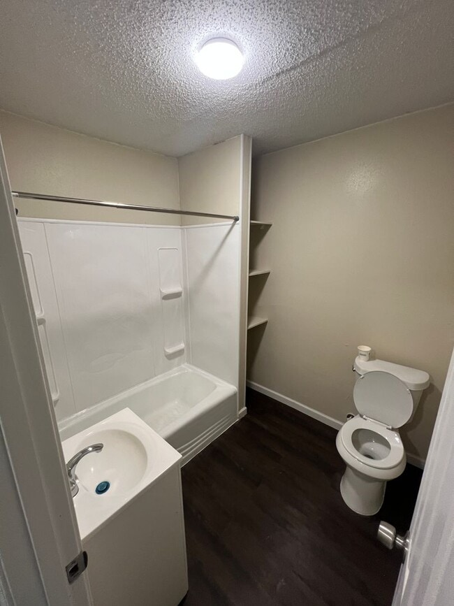 Building Photo - 2 Bedroom 1 bathroom with a bonus/flex room!