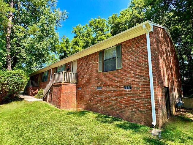 Building Photo - Three-Bedroom, Two Bathroom at Hill Street Duplex