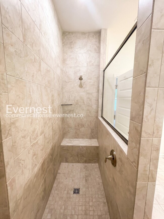 Building Photo - 3 Bed/3 Bath Townhome with Garage / Available Now!