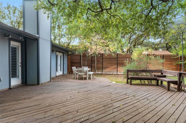 Building Photo - 1104 Durham Dr