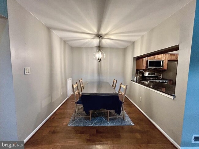 Building Photo - 904B Oliphant Ln