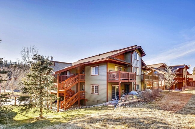 Building Photo - Heat included!  1 car garage!  Vaulted Cei...
