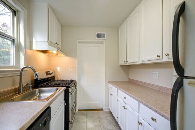 Building Photo - Charming 3BR Home with Fenced Backyard & Patio in Silver Spring