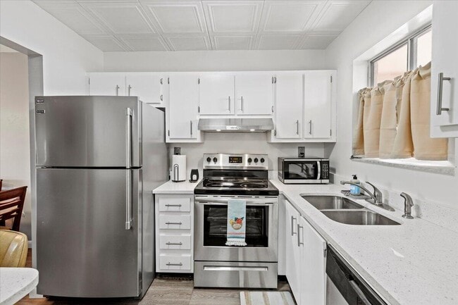 Building Photo - 300 Waterway Dr S
