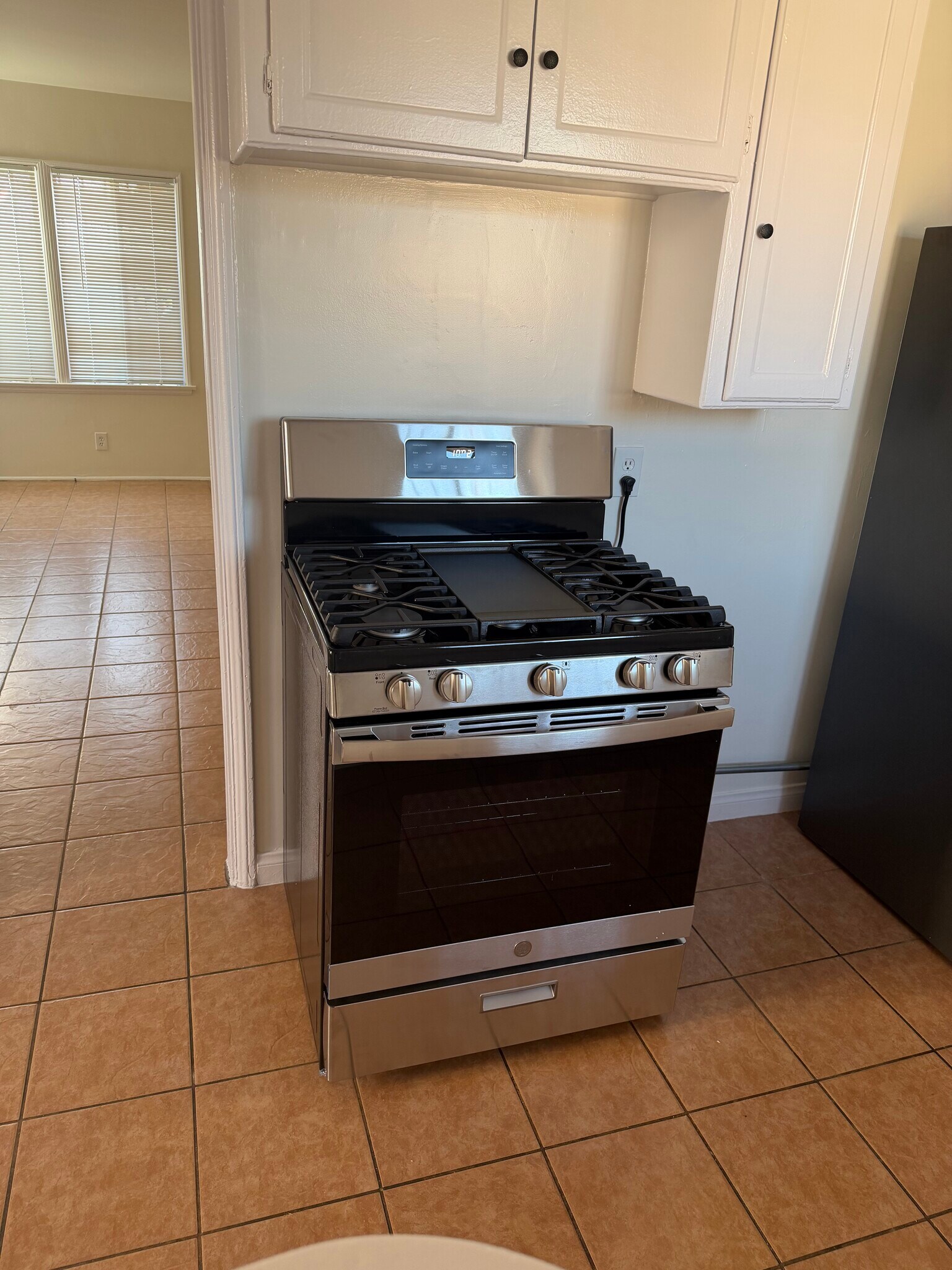 New stove - 6133 S Harvard Blvd