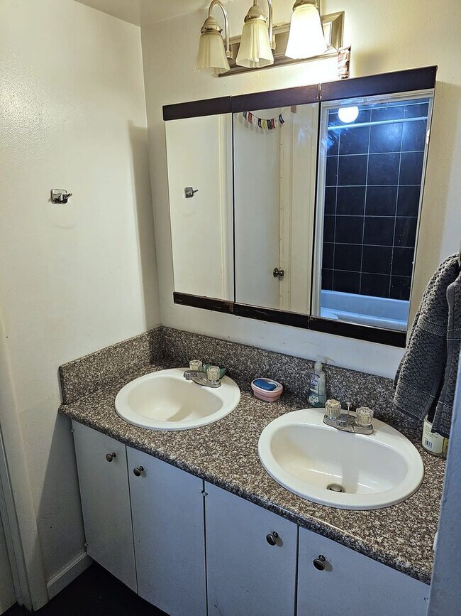 Building Photo - 68 E 200 S