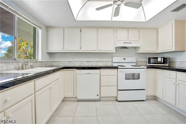 Building Photo - 203 SE 15th Pl