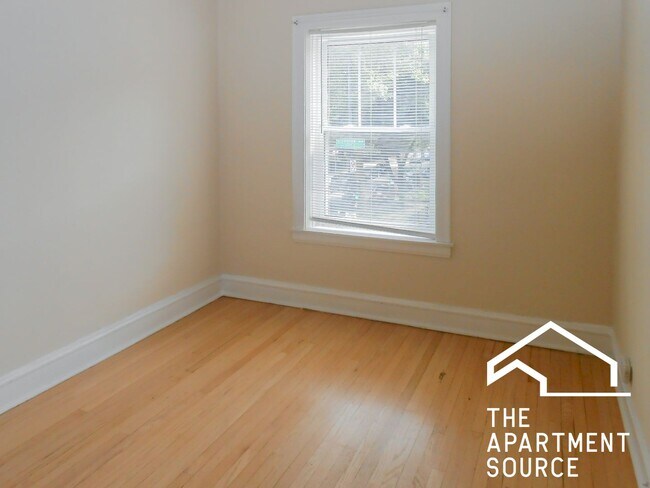 Building Photo - 2202 W Foster Ave