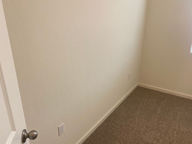 Building Photo - Newer 3 Bedroom 2 Bathroom Home in Tulare!