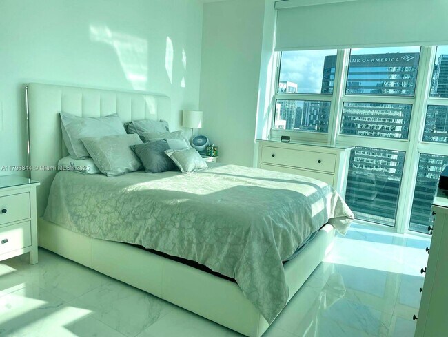 Building Photo - 950 Brickell Bay Dr