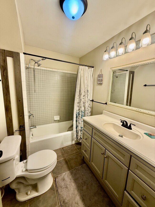 Building Photo - 4-BR Home with Horse Privileges in Apple Valley