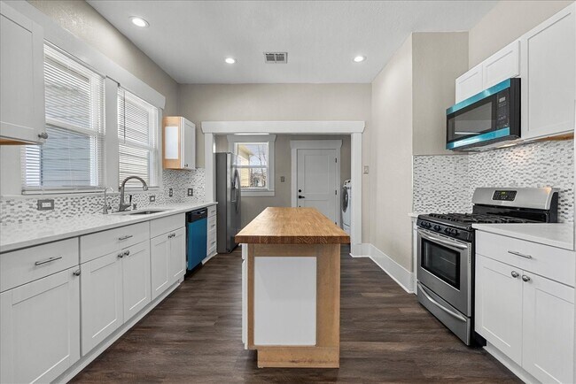 Building Photo - 213 Grace St