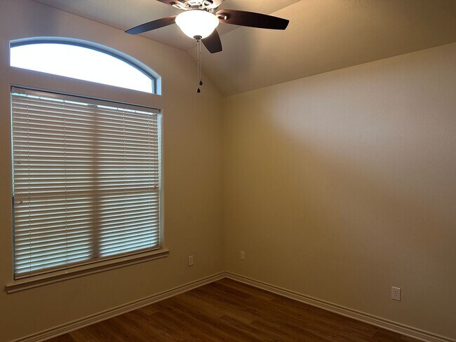 Building Photo - College Station -3 bedroom / 2 bath / 2 ca...