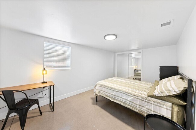 Building Photo - Student Housing - Private Bedrooms for Rent in Newly Renovated House (UNR)