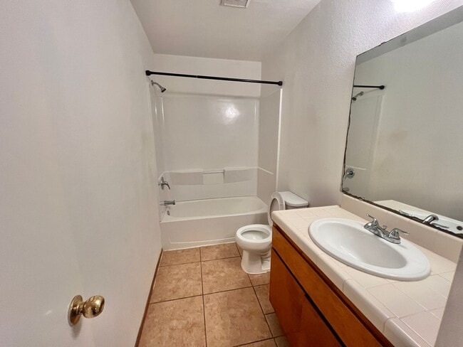 Building Photo - 3 Bedroom 2 Bath Duplex for Rent!