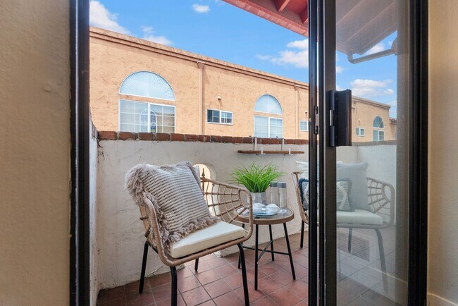 Building Photo - Charming 2 Bedroom 2 Bath In Beautiful Hillcrest