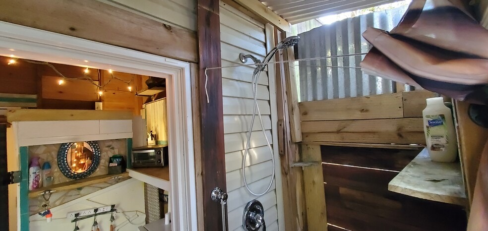 Outdoor shower - 5014 Hillwood Cir S