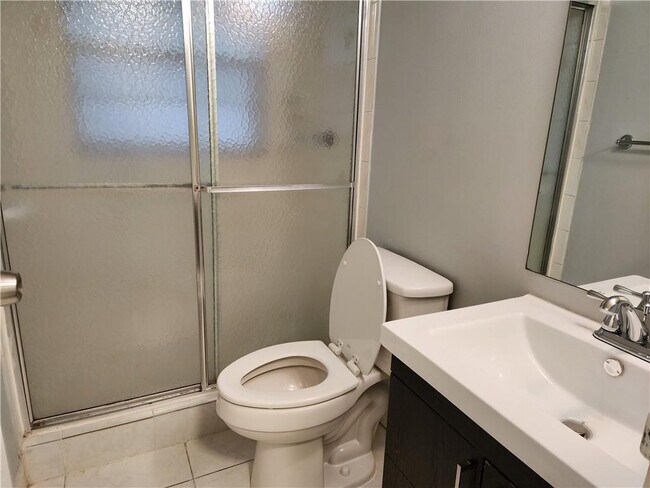 Building Photo - 1005 Country Club Dr