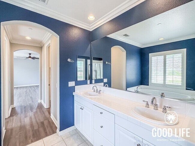 Building Photo - 3896 Lake Cir Dr