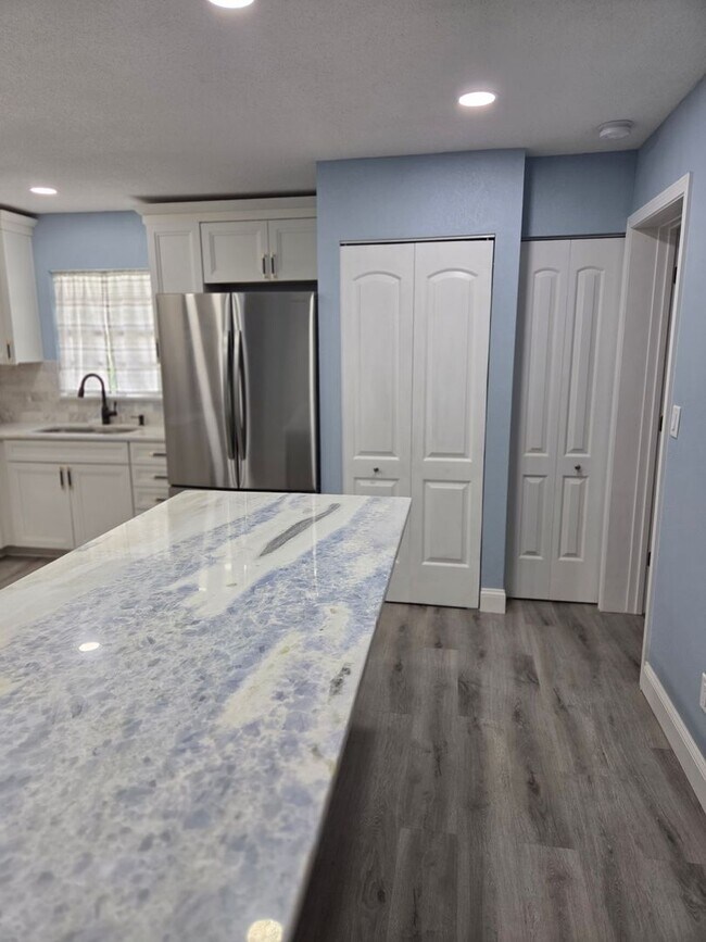 Building Photo - REMOLEDED WITH AWESOME KITCHEN