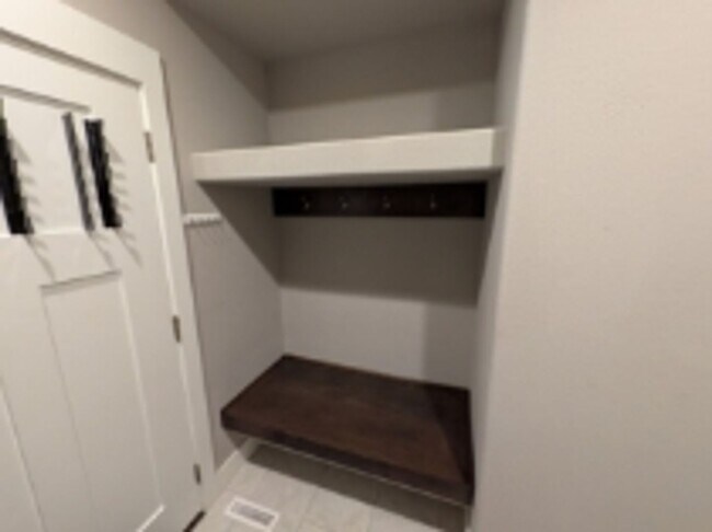 Building Photo - Executive Rental: Spacious 4-Bedroom Home in Oconomowoc!