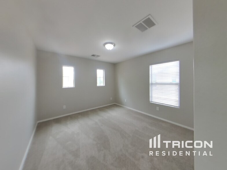 Building Photo - 4930 E Del Rio Dr