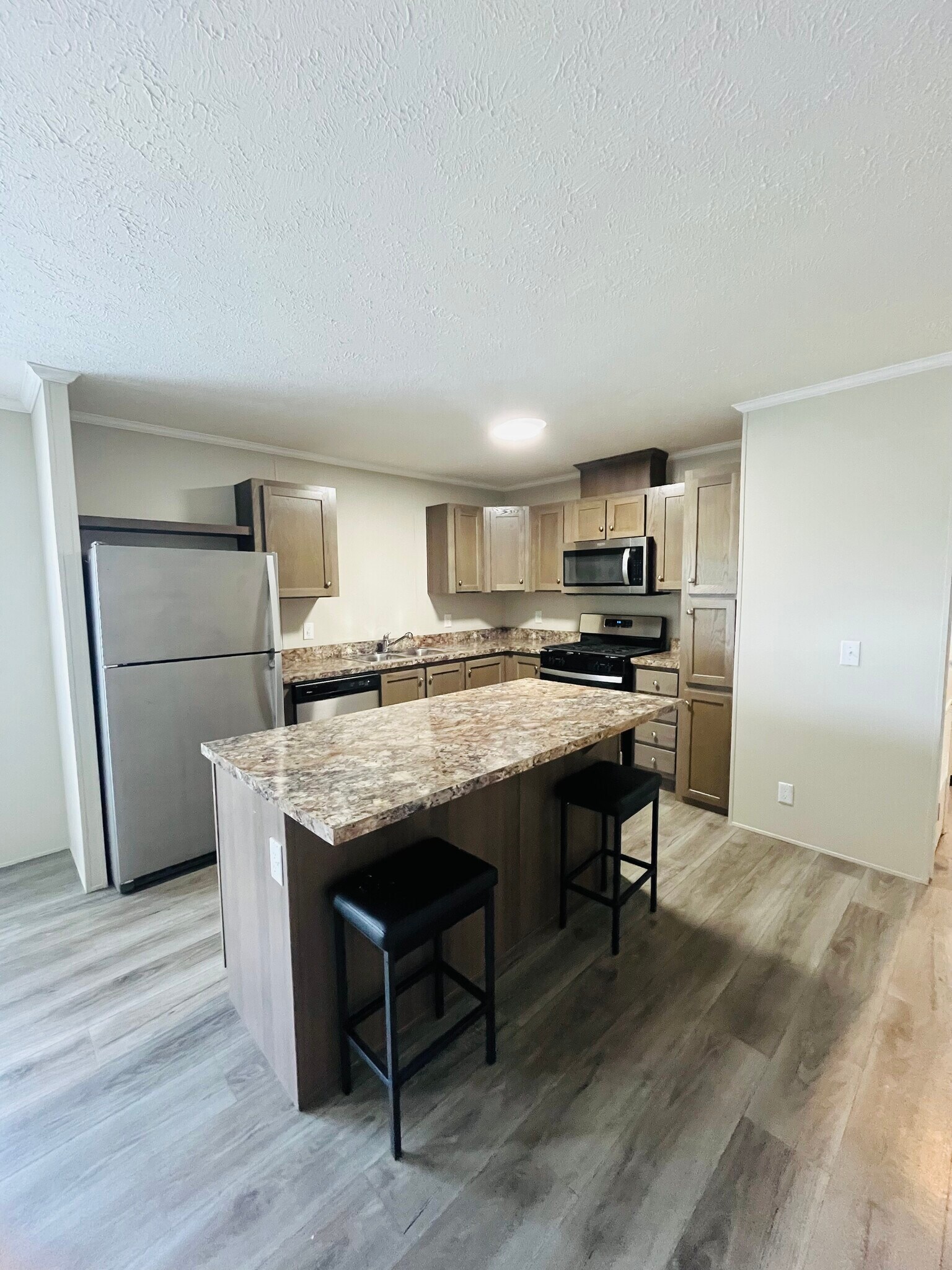 Building Photo - 9356 River Dr