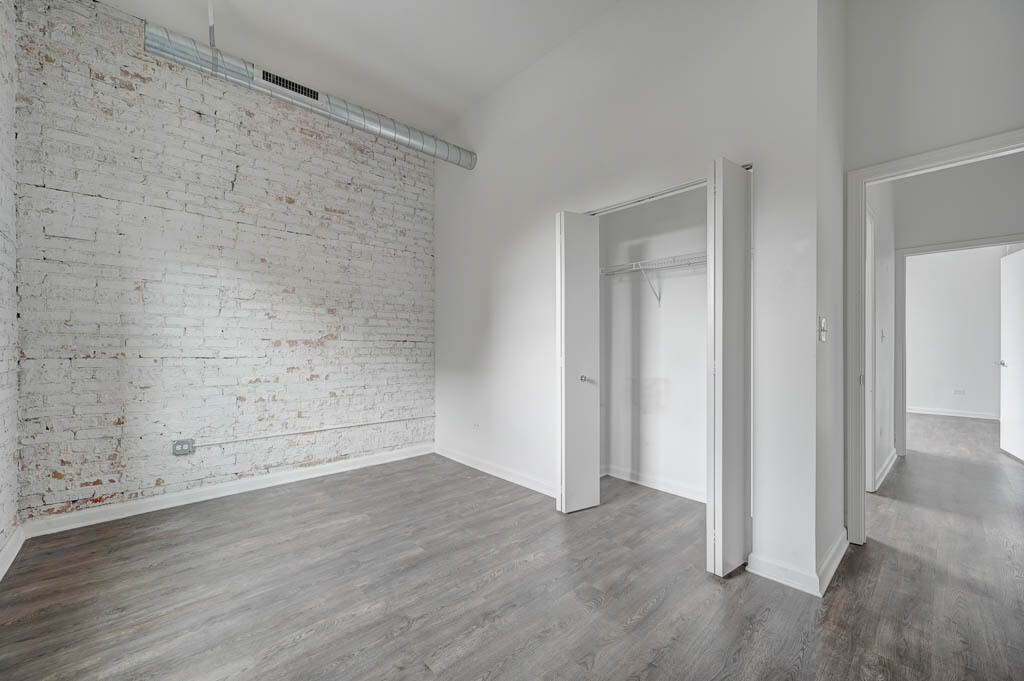 Building Photo - 932 W Dakin St