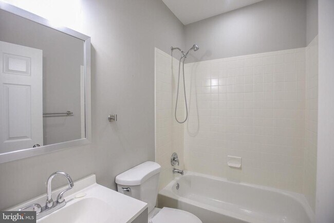 Building Photo - 530 N Montford Ave
