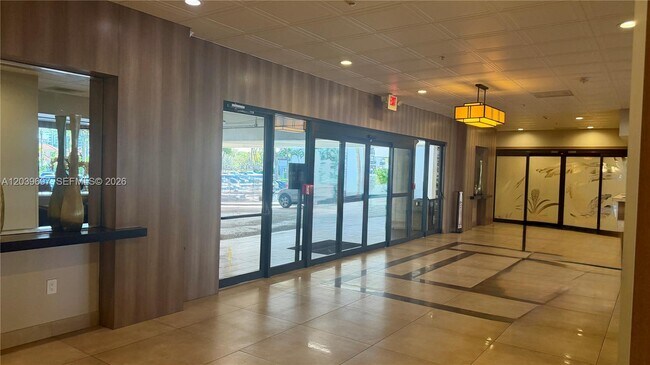 Building Photo - 3701 N Country Club Dr