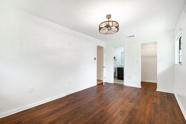 Building Photo - 927 N E St