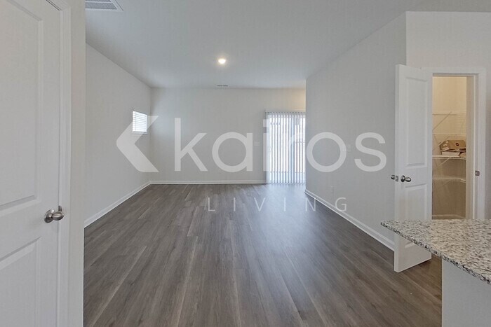 Building Photo - 2215 Banyon Cir