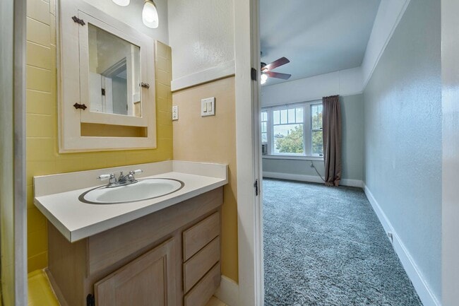 Building Photo - Charming Midtown 1-Bedroom Apartment with ...
