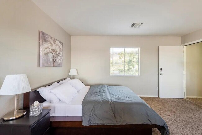 Building Photo - 506 E Townley Ave